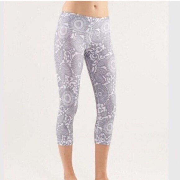 LULULEMON | Wunder Under Crop Leggings Floral White Grey 21" | Sz. 6 - Picture 1 of 7